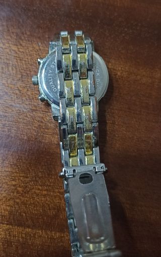 Reloj de pulsera dorado y plateado