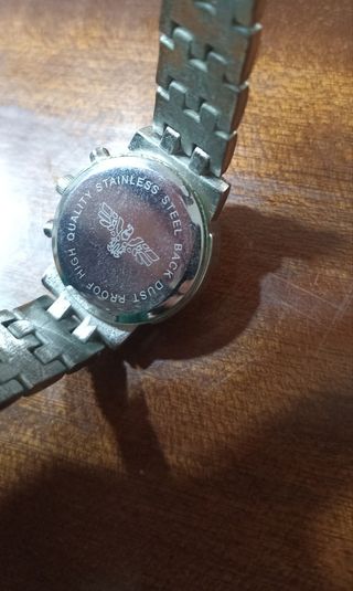 Reloj de pulsera dorado y plateado