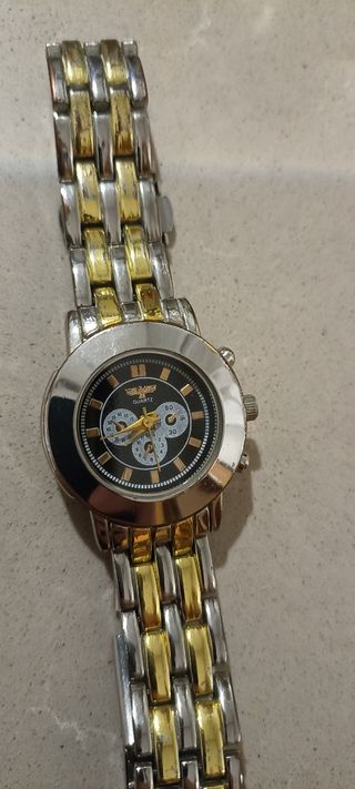 Reloj de pulsera dorado y plateado