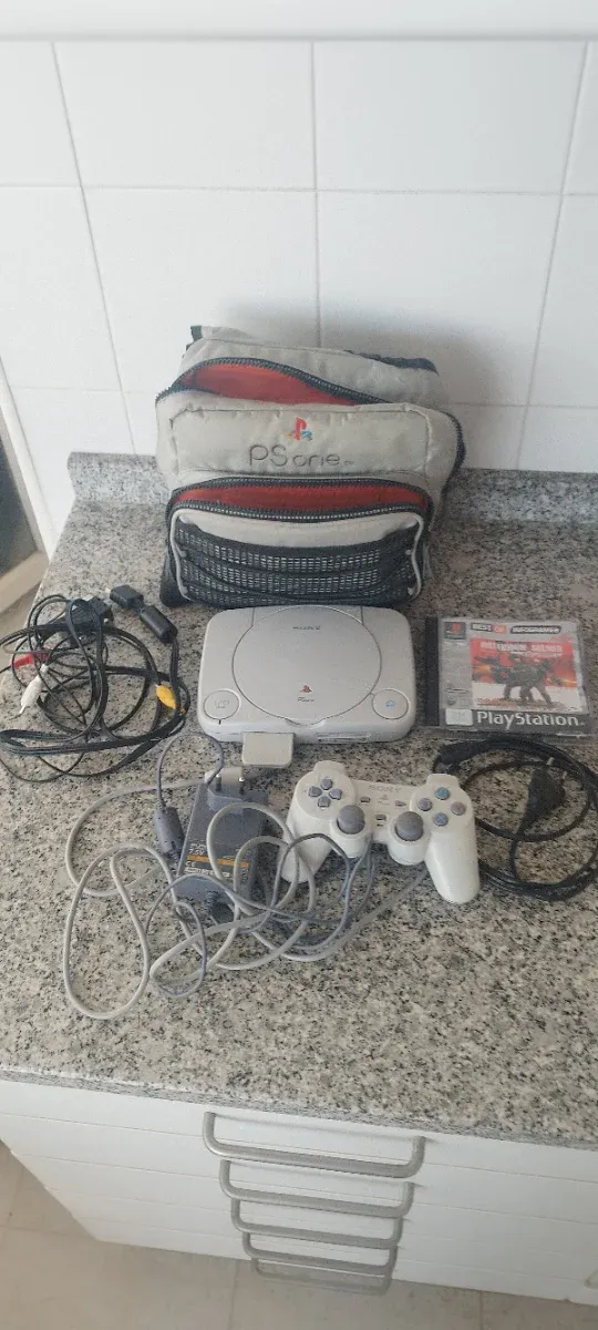 Consola Sony PS One con accesorios