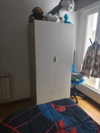 Armario blanco y madera