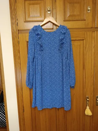 Vestido azul con lunares blancos