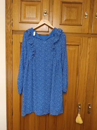 Vestido azul con lunares blancos