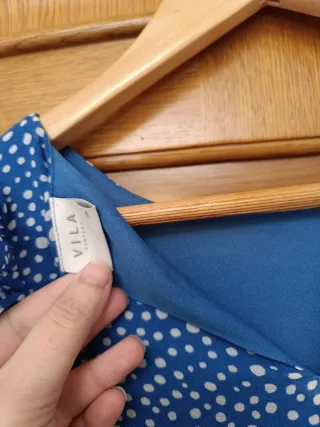 Vestido azul con lunares blancos