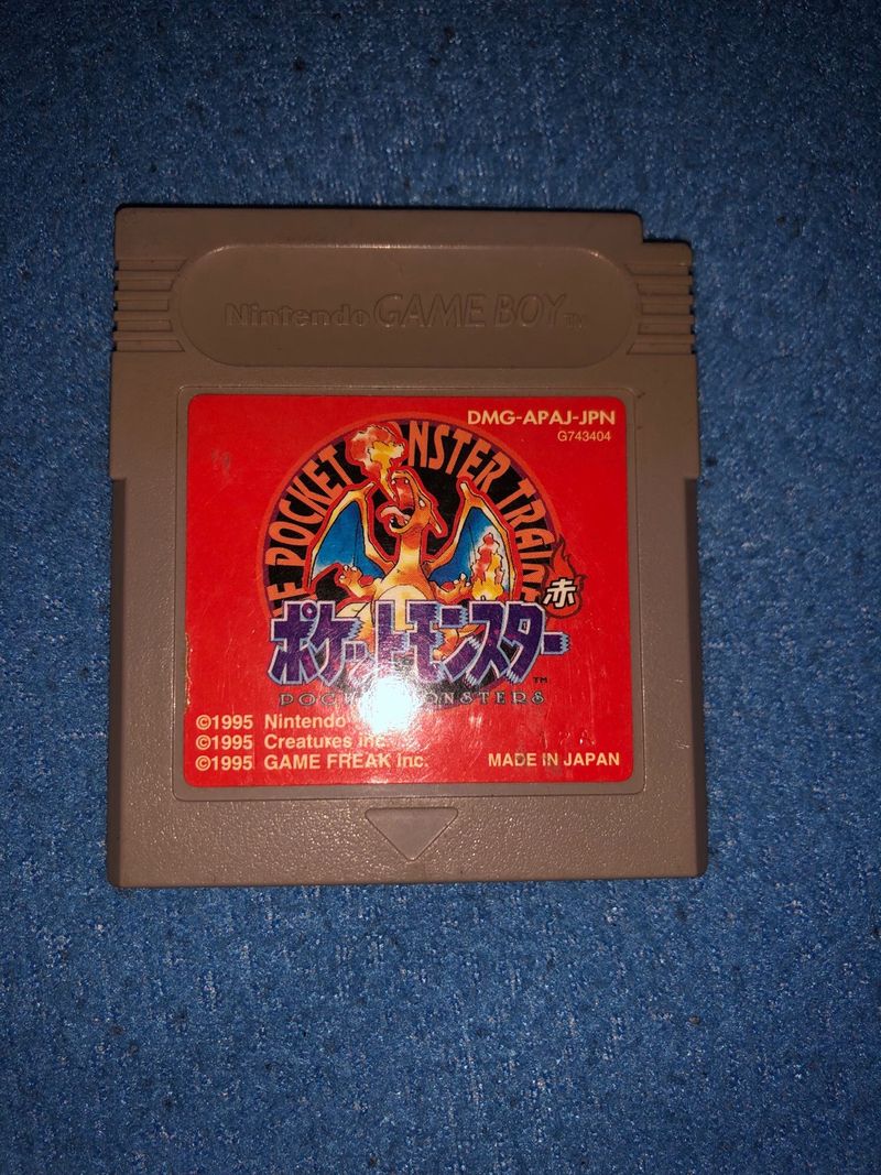 Cartucho de Pokémon Red para Game Boy, versión japonesa