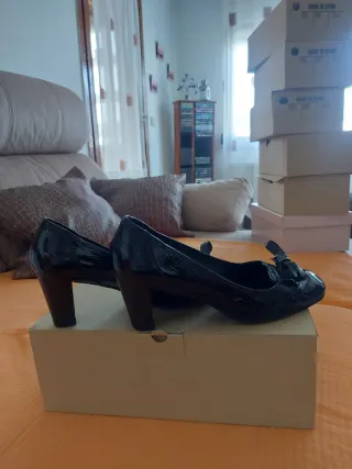 Zapatos negros de charol con lazo