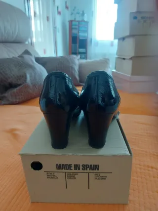 Zapatos negros de charol con lazo