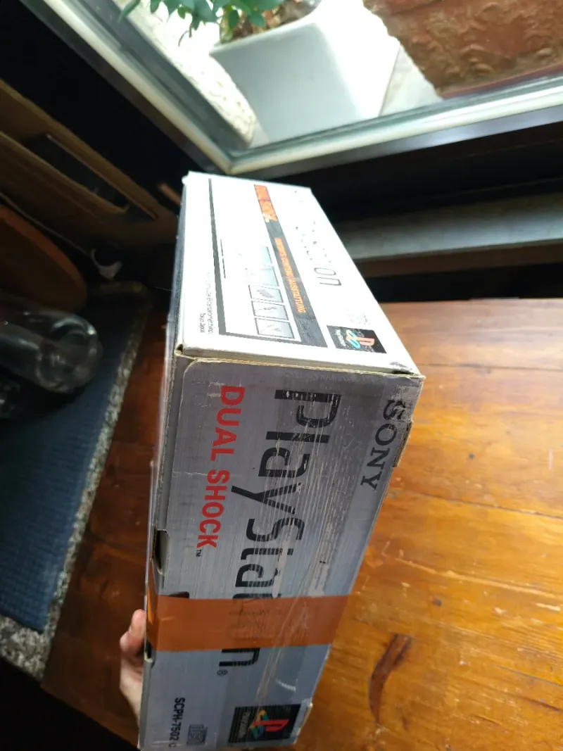 PlayStation 1 con caja y juegos afbeelding 10