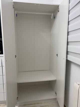 Armario blanco de madera.
