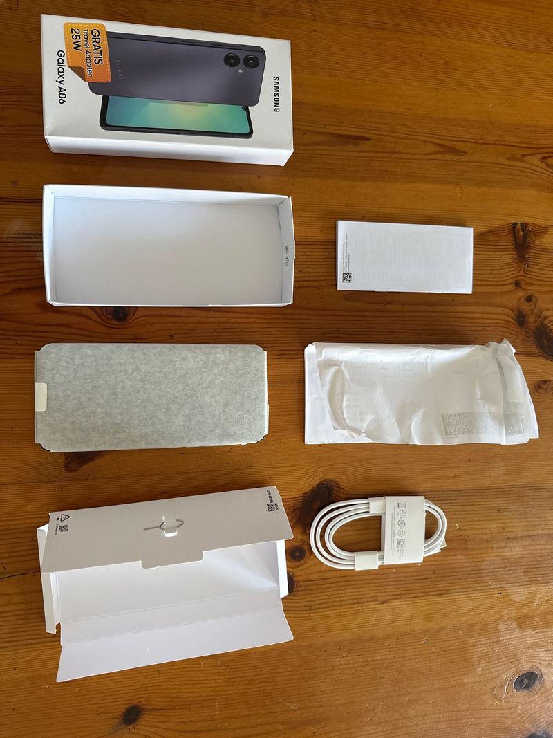 Samsung Galaxy A06 - Caja y Accesorios