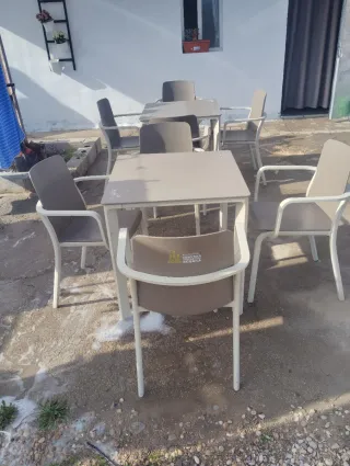 Mesas y Sillas Terraza Beige y Blanco