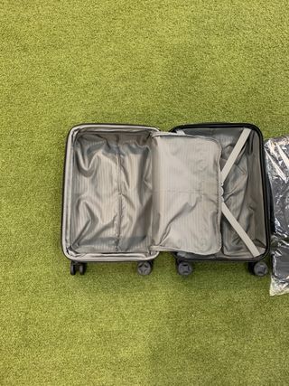 Maleta Amazon Basics Negra Rígida