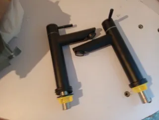 Dos grifos negros de metal