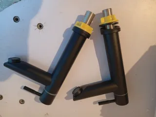 Dos grifos negros de metal