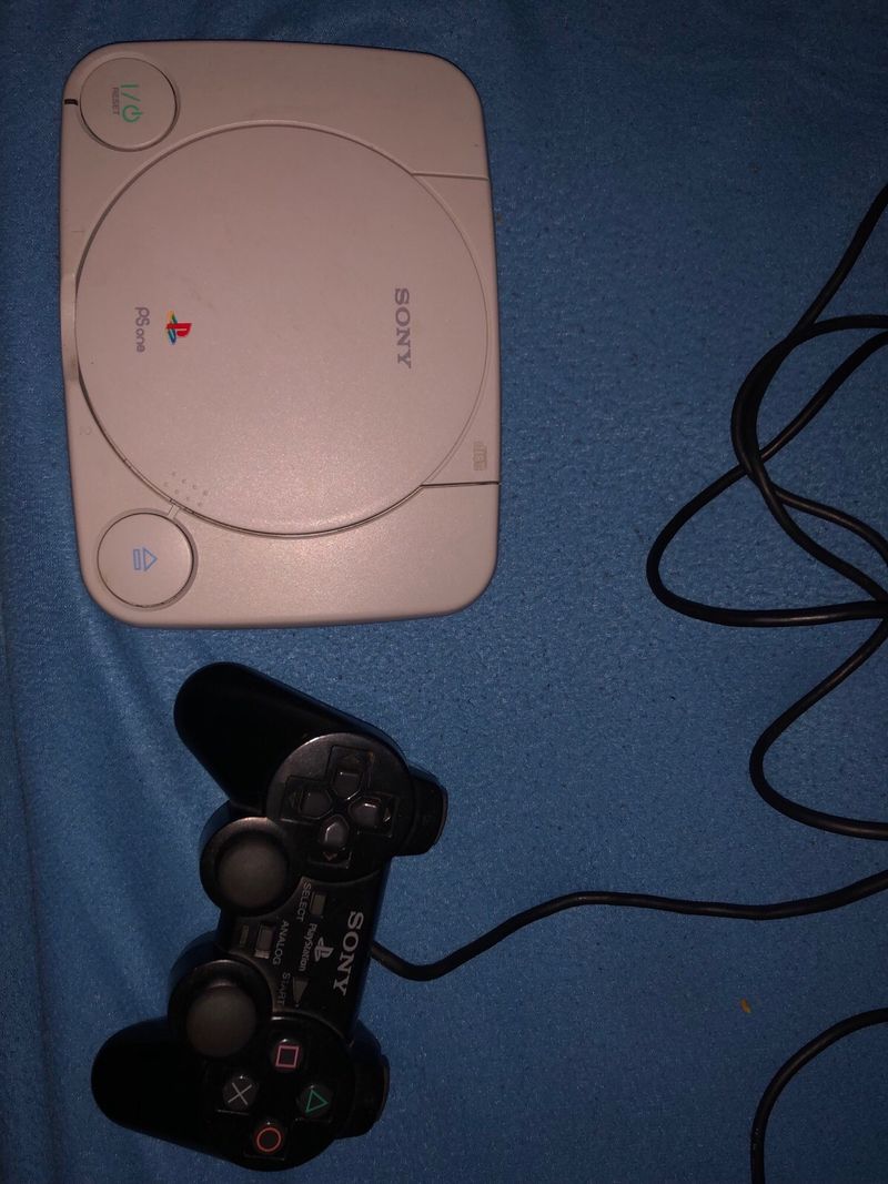 Consola Sony PS one con mando ps2 con defecto