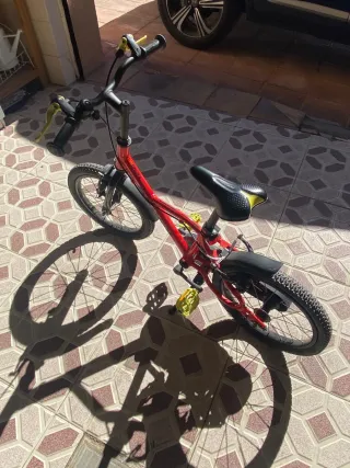 Bicicleta infantil roja