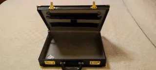 Maletín ejecutivo negro con candado dorado