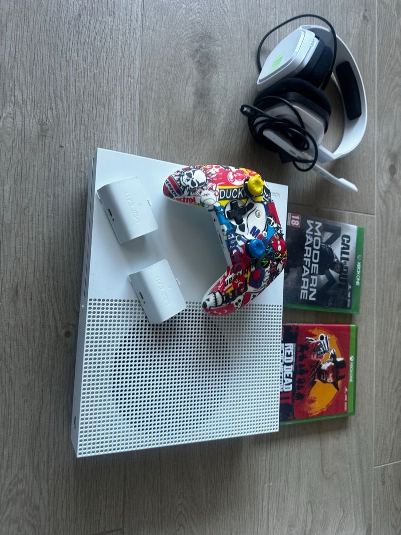 Xbox One S + Mando + Cascos + 2 Juegos