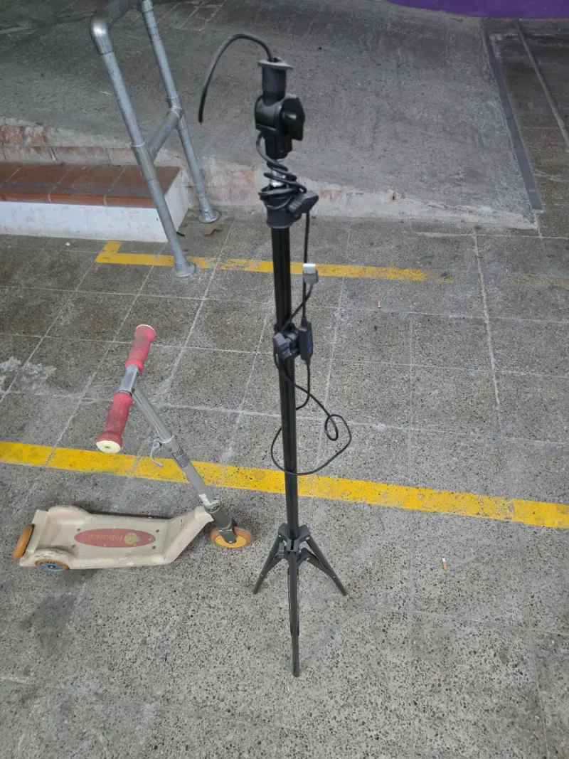 Soporte trípode metálico y plástico