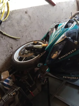 Moto Deportiva Negra y Azul