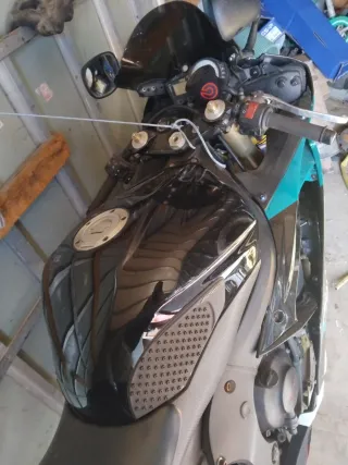Moto Deportiva Negra y Azul