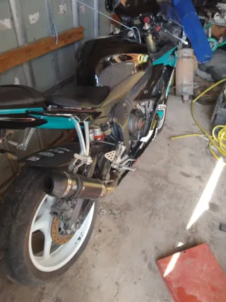 Moto Deportiva Negra y Azul