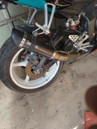 Moto Deportiva Negra y Azul