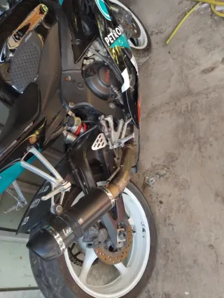 Moto Deportiva Negra y Azul