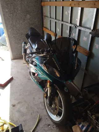 Moto Deportiva Negra y Azul
