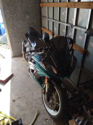 Moto Deportiva Negra y Azul
