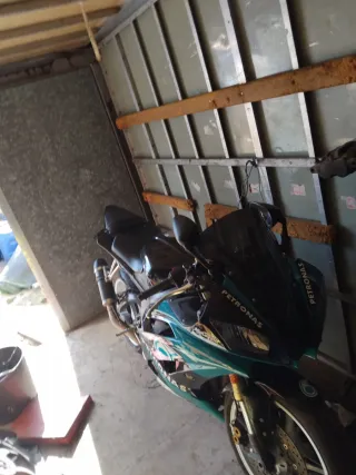 Moto Deportiva Negra y Azul