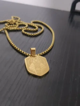 Collana con ciondolo dorato