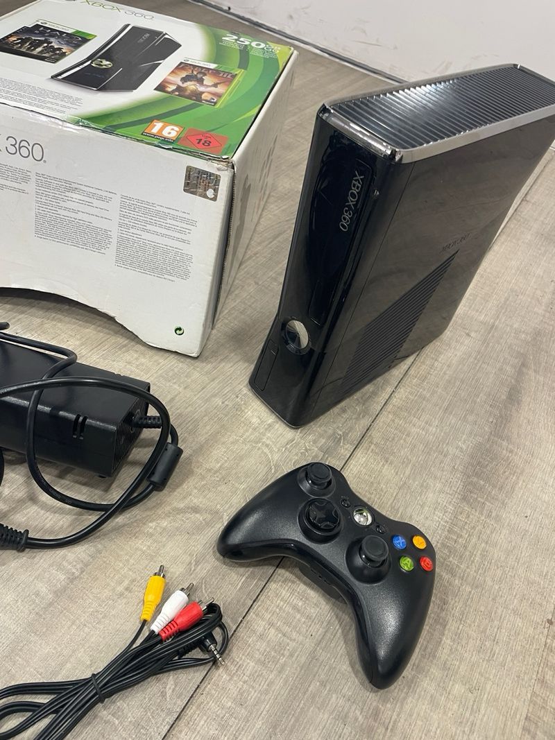 Xbox 360 250GB con juegos y accesorios afbeelding 2