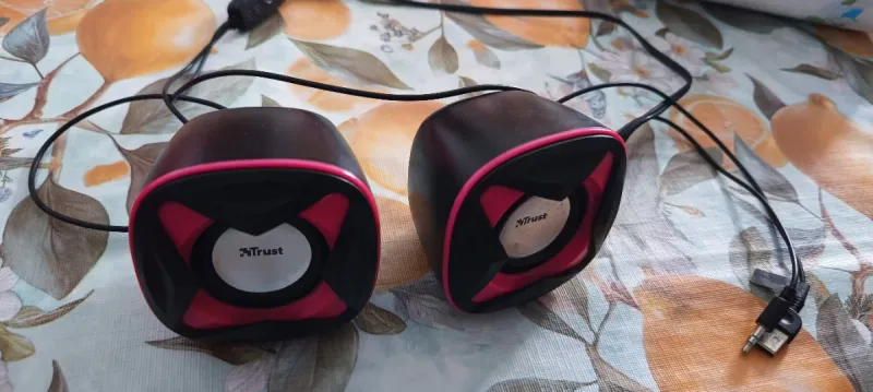 Altavoces Trust Compact 2.0 Negro/Rosa