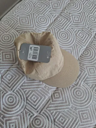 Gorra Nike Beige Logo Metálico.  TallaÚnica Unisex