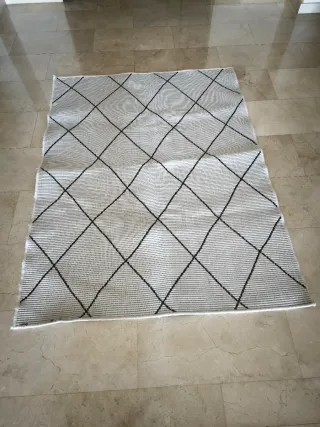 Alfombra geométrica blanca y negra