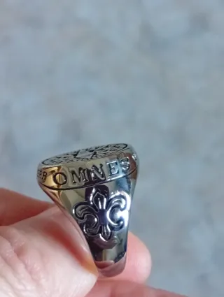 Anillo de acero con brújula