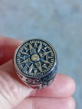 Anillo de acero con brújula