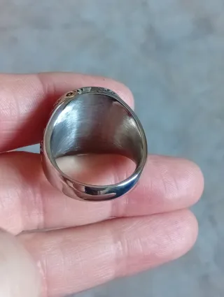 Anillo de acero con brújula