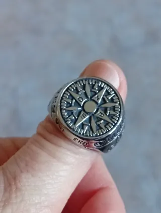 Anillo de acero con brújula