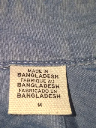 Camisa levi's color azul.