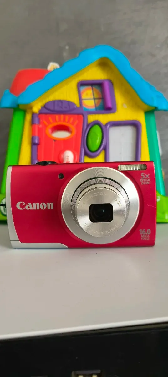 Cámara digital compacta roja con algunos arañazos pero totalmente funcional afbeelding 2
