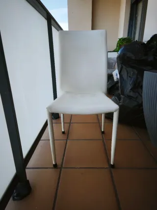 Silla blanca polipiel