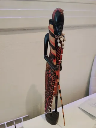 Figura africana de madera tallada