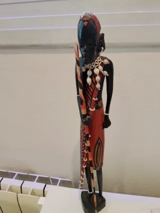 Figura africana de madera tallada