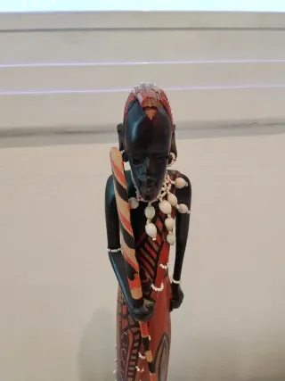 Figura africana de madera tallada