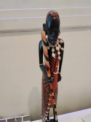 Figura africana de madera tallada