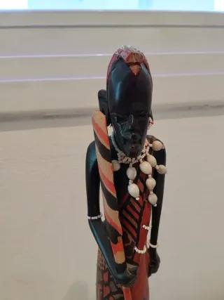 Figura africana de madera tallada