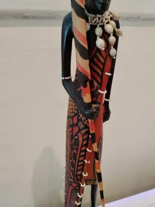 Figura africana de madera tallada