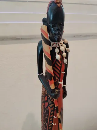 Figura africana de madera tallada